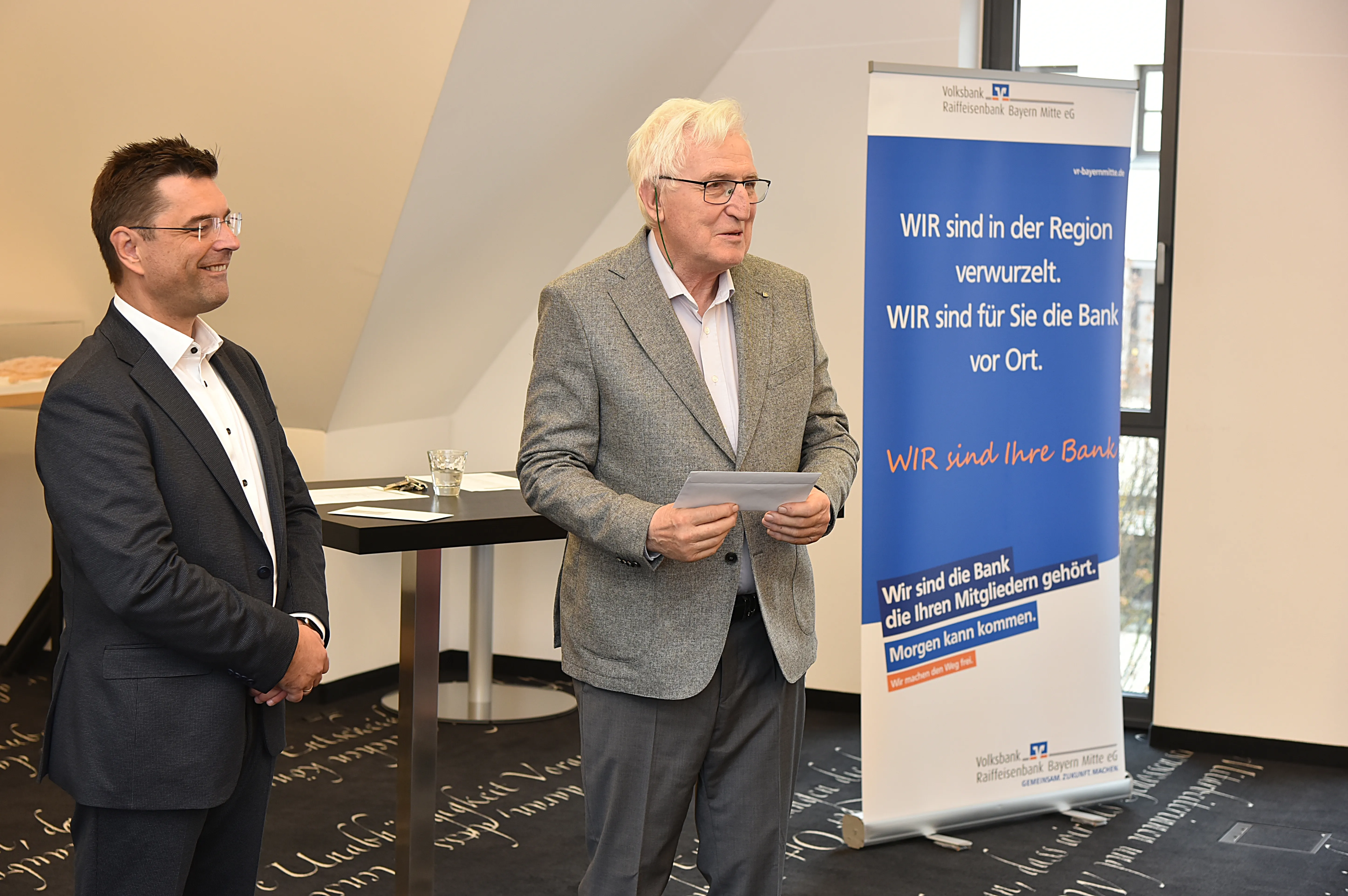 Spendenübergabe durch Volksbank-Raiffeisenbank